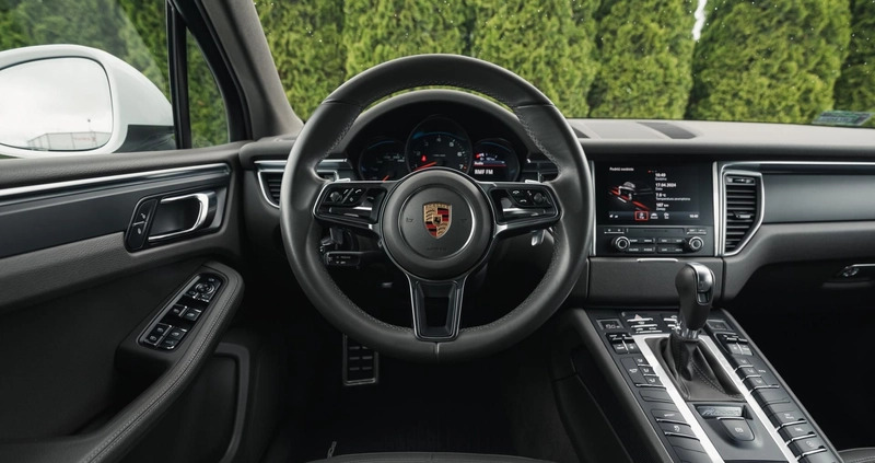 Porsche Macan cena 161990 przebieg: 111600, rok produkcji 2017 z Radków małe 742